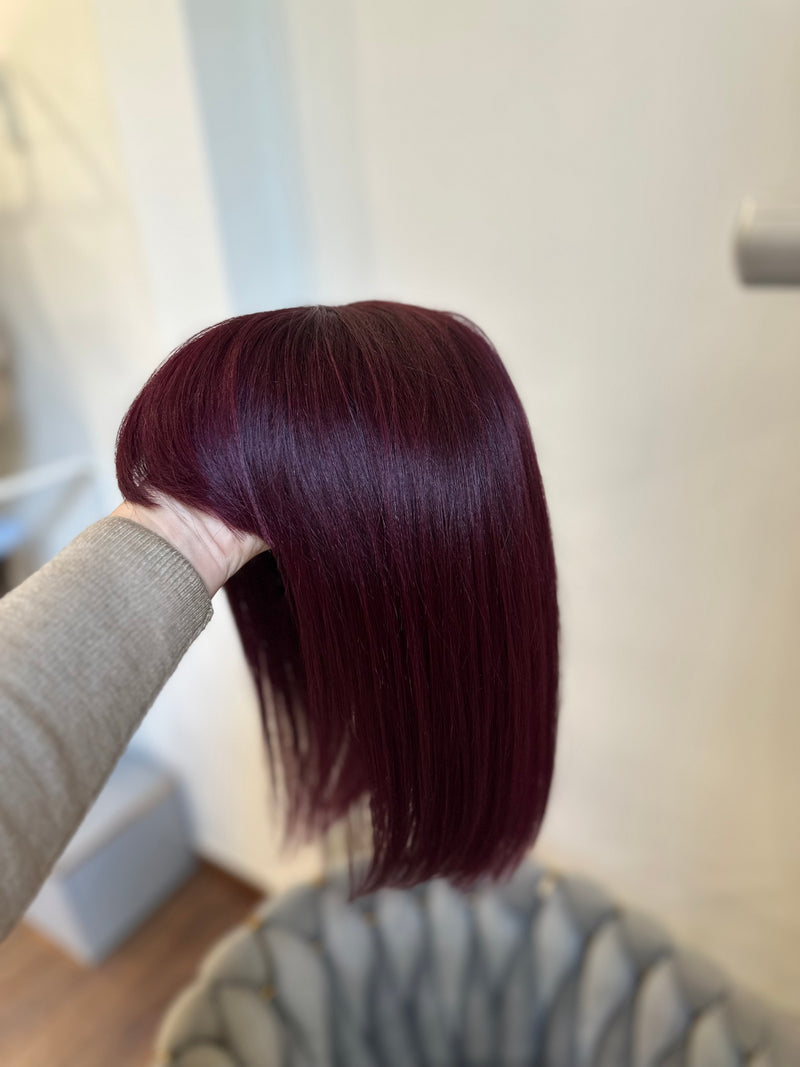 Burgundivörös kevertszálas paróka